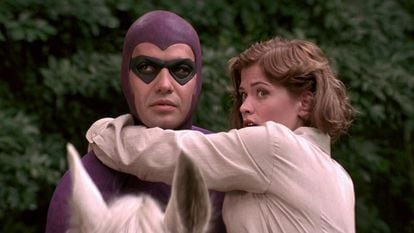 El Hombre Enmascarado y Diana Palmer en un fotograma de la versión cinematográfica del cómic.
