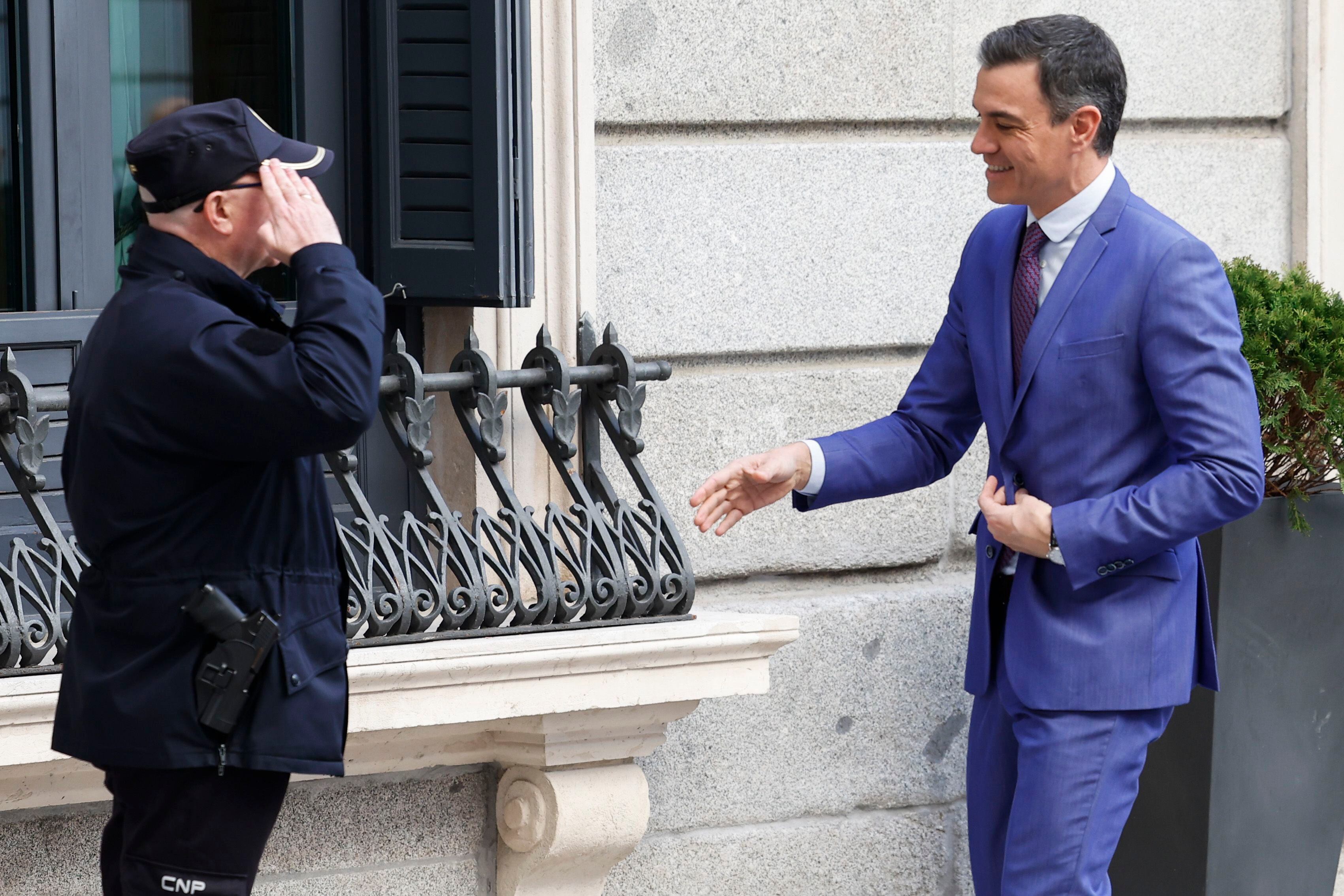El presidente del Gobierno, Pedro Sánchez, saluda a un policía a su llegada a la Cámara baja.