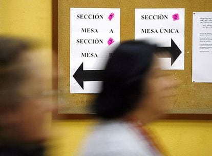 Un tablón de anuncios señala las mesas de votación en el colegio Ciudad de Parla.