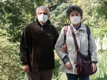 Javier Ramírez y Belén López, en un parque cerca de Moncloa donde suelen pasear a diario. Ambos han adoptado sus propias medidas restrictivas y de autoconfinamiento.