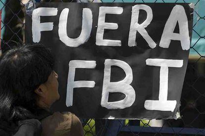 Una mujer mira un cartel contra el FBI colocado en la valla de la Embajada de EEUU en México en marzo de 2010.