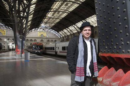 L'escriptor Mathias Énard, que va residir a Barcelona durant anys, fotografiat a l'estació de França el 2009.