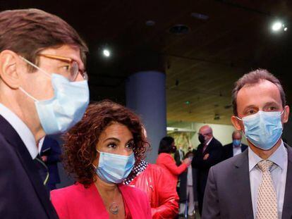 El presidente de Bankia, José Ignacio Goirigolzarri (a la izquierda) junto a la ministra de Hacienda, María Jesús Montero y el ministro de Ciencia, Pedro Duque, este lunes
