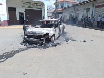 Un vehículo incendiado en Agua Amarga, en el municipio de Coatepec Harinas, por habitantes que denunciaron el secuestro de una delegada de la comunidad, el 18 de mayo de 2023.