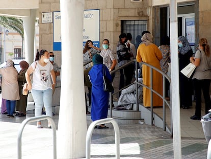 Varias personas esperan su turno para solicitar los documentos con los que pedir el ingreso mínimo vital, el pasado junio en Melilla.