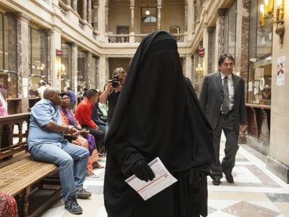 Una mujer viste un niqab en el interior del ayuntamiento de Schaarbeek en Bélgica.