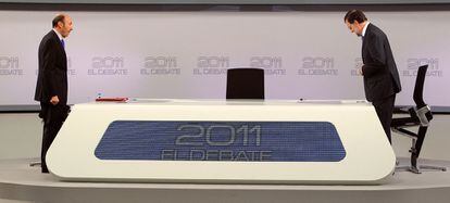 Los dos candidatos toman asiento poco antes de empezar el debate.