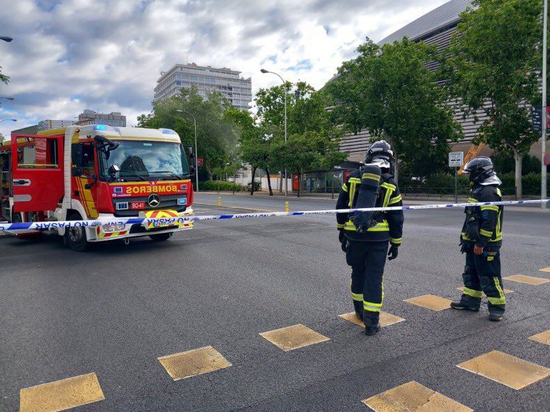 Cortado parte del paseo de La Castellana de Madrid por una fuga de gas en las obras del parking del Bernabéu