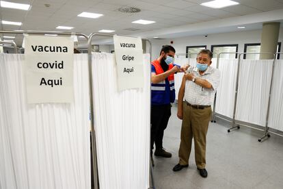 Un puesto de doble vacunación, contra la gripe y contra la covid, en Sevilla, este lunes.