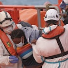 GRAFCAN7480. ARGUINEGUÍN (GRAN CANARIA), 12/04/2021.- La embarcación de Salvamento Marítimo Guardamar Talía ha rescatado a 160 kilómetros de la isla de Gran Canaria a 29 inmigrantes subsaharianos que trataban de llegar a la isla en una patera, 21 varones y una mujer. El grupo ha llegado esta tarde al puerto de Arguineguín, en el sur de Gran Canaria. EFE/Ángel Medina G.