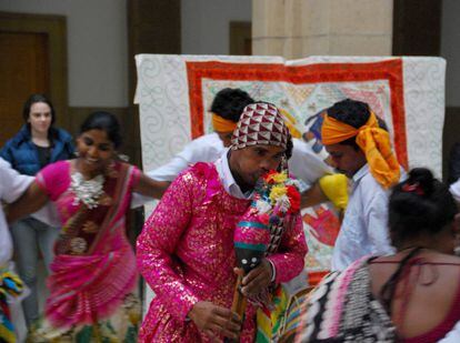 El grupo de danza durante su actuaci&oacute;n en el Pa&iacute;s Vasco. 