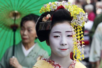 Una mujer vestida de geisha participa en unas celebraciones en Londres.