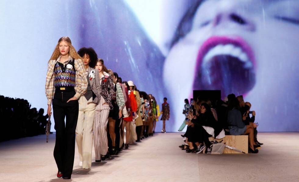El carrusel final de las modelos de Louis Vuitton camina con un fondo de la activista y artista Sophie.