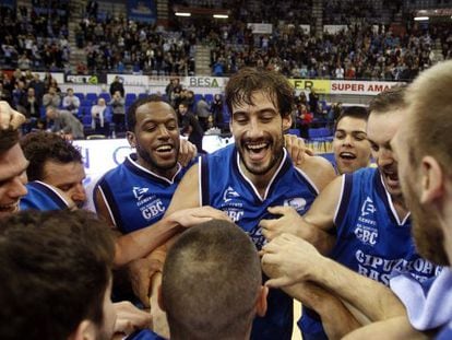 Los jugadores del Gipuzkoa Basket celebran su victoria. 