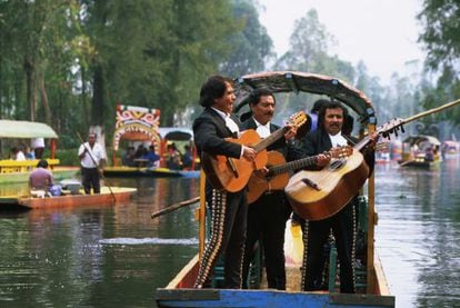 Mariachis tocando a bordo de la trajinera en los canales de Xochimilco en Ciudad de México, en una foto de archivo
