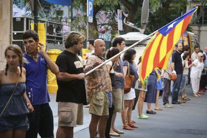 Ensayo de la cadena humana durante las fiestas del barrio de Gr&agrave;cia, Barcelona.