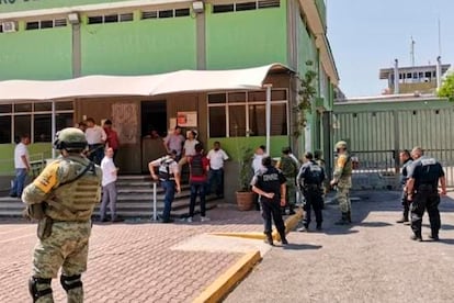 Miembros del Ejército y la Policía Estatal, a las afueras del penal donde ocurrió un motín en Colima, este martes.