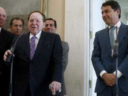 El magnate estadounidense Sheldon Adelson, junto al presidente de la Comunidad de Madrid, Ignacio González, durante una rueda de prensa.