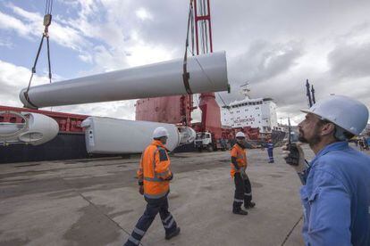 Piezas de un molino e&oacute;lico, durante un embarque en el Puerto de Vigo para su exportaci&oacute;n.