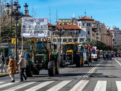 Agricultores y ganaderos de Cantabria durante una concentración en Santander.