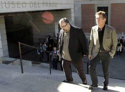 Álex de la Iglesia, a la izquierda, y John Hurt, ayer, a la salida del Prado.