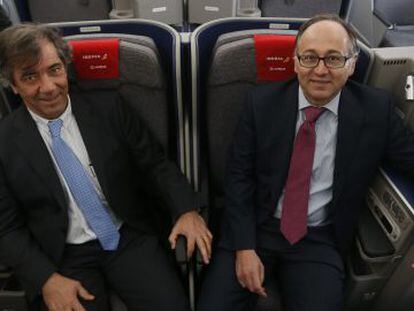 Fernando Alonso, responsable de Airbus en Espa&ntilde;a, con Luis Gallego, presidente de Iberia, esta ma&ntilde;ana en el interior de un prototipo del A350 en Madrid.