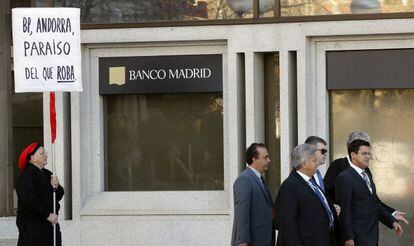 Un hombre protesta ante la sede del Banco de Madrid intervenido ayer por el Banco de España