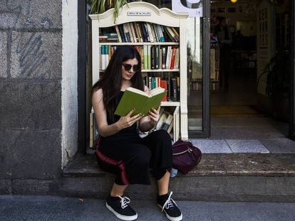 Una lectora en la Libreria Cervantes, en la calle del Pez de Madrid, durante la Noche de los Libros de 2018