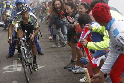 Juan José Cobo recibe el apoyo de los aficionados en plena ascensión al Angliru.