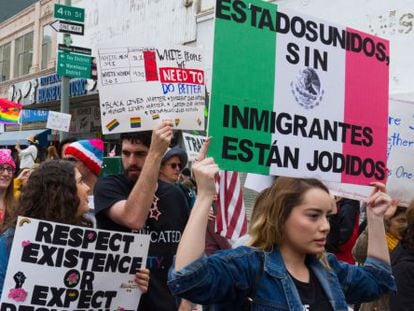 Manifestantes sostienen pancartas durante una protesta por el aumento de las redadas y las pol&iacute;ticas anti inmigrantes de la administraci&oacute;n del presidente de EE.UU. Donald Trump.