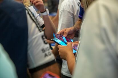 Aficionados confirman en sus teléfonos los boletos a Qatar.  