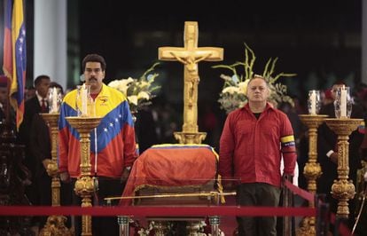 El vicepresidente de Venezuela, Nicolás Maduro (i), y al presidente de la Asamblea Nacional, Diosdado Cabello (d), custodiando el ataúd del presidente Hugo Chávez, en la Academia Militar de Caracas donde permanecerá la capilla ardiente.