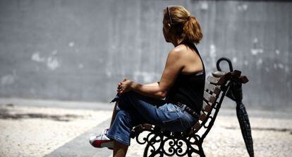 Marcia, víctima de una agresión racista, sentada en un banco de Lavapiés.