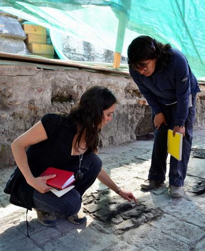 Los grabados est&aacute;n orientados hacia lo que fue el centro de adoraci&oacute;n de Huitzilopochtli, lo que supone que corresponden a la cuarta etapa de construcci&oacute;n del Templo Mayor (1440-1469).