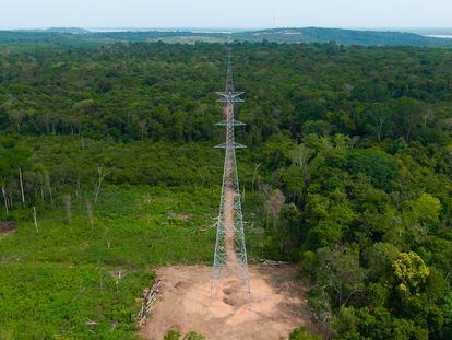 El objetivo del proyecto es construir una línea de transmisión de 230 kV que conecte los estados de Pará y Amazonas. Para ejecutarlo ha sido necesario levantar dos nuevas subestaciones eléctricas.