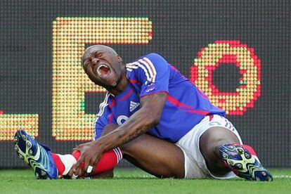 El delantero del Liverpool , Djibril Cissé, en el momento de la lesión.