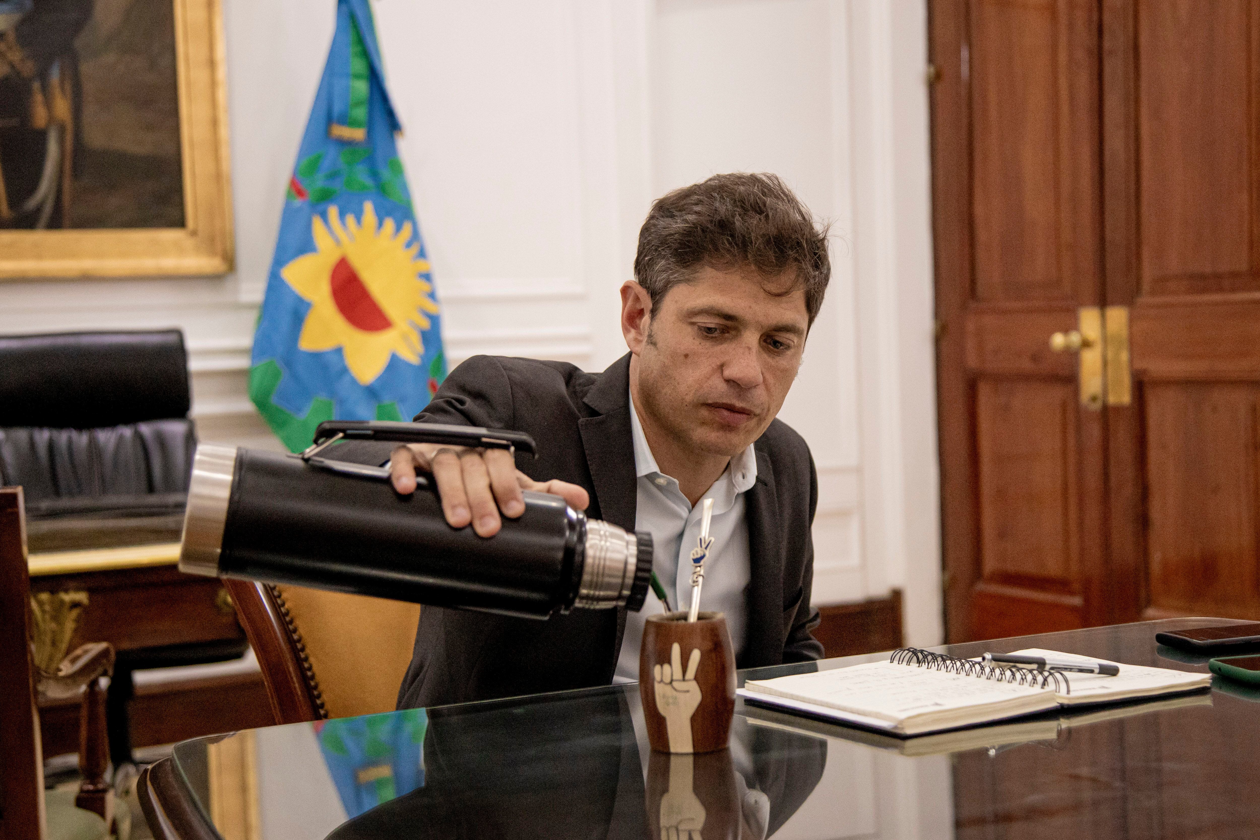 Axel Kicillof bebe mate en su despacho, en La Plata. 