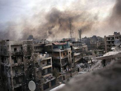 Varios edificios destruidos ayer en el distrito de Saif al Dawle en Alepo.