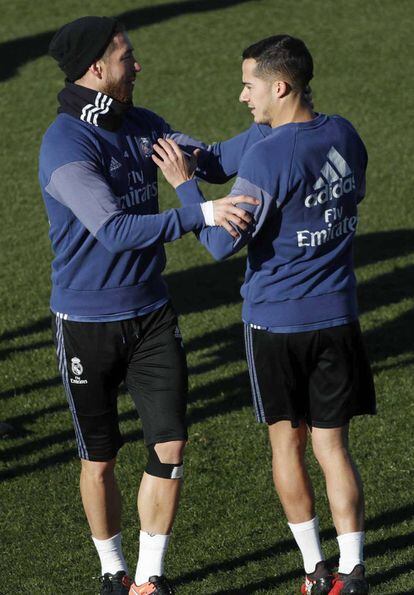 Sergio Ramos y Lucas durante el entrenamiento de este s&aacute;bado. 