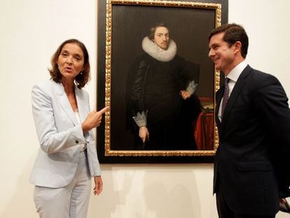 La ministra Reyes Maroto y Ramón de la Sota Chalbaud posan ante en el 'Retrato de joven caballero', de Cornelis van der Voort, este viernes en el Museo de Bellas Artes de Bilbao.