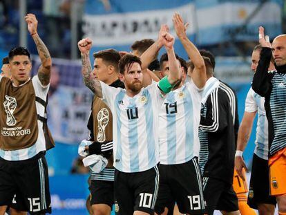 Messi celebra la victoria con sus compañeros.