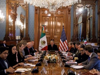 López Obrador con la delegación estadounidense, liderada por Antony Blinken, y el equipo de trabajo mexicano, el 27 de diciembre en Palacio Nacional.