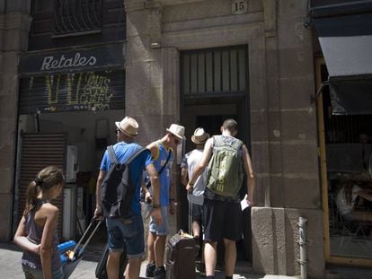 Un grup de turistes entrant en un pis turístic al centre de Barcelona.