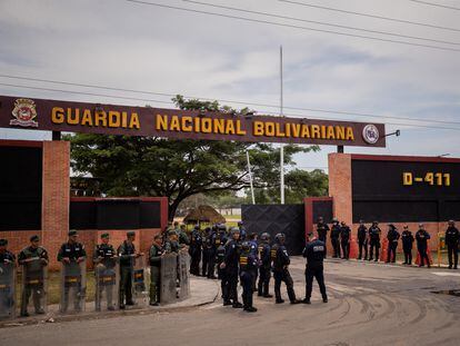 Militares vigilan el penal de Tocuyito, el 26 de octubre.
