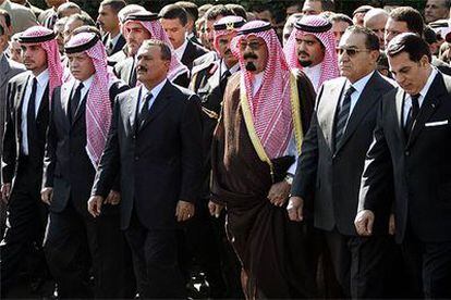 Líderes árabes marchan tras el féretro de Arafat durante su funeral en El Cairo. De izquierda a derecha, el príncipe Alí de Jordania, el rey Abdalá de Jordania, el presidente Alí Abdulá Saleh de Yemen, el príncipe Abdalá de Arabia Saudí, el presidente Hosni Mubarak de Egipto y el presidente Ben Alí de Túnez.