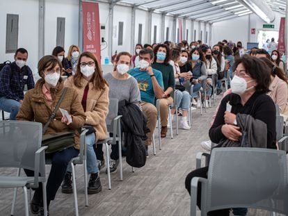 Profesores valencianos en el hospital de campaña La Fe de València esperan a ser vacunados este lunes.