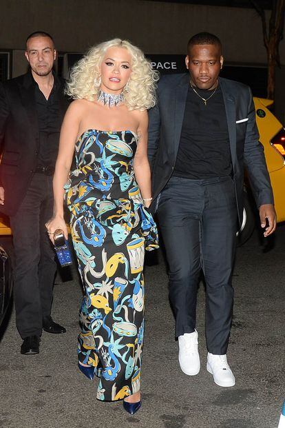 Rita Ora, con un colorido vestido estampado, fue otra de la celebrities que no quiso perderse la boda del diseñador.