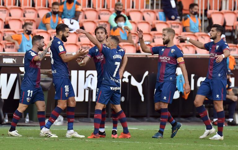 Los jugadores del Huesca celebran el gol del empate de Siovas este sábado en Mestalla ante el Valencia.