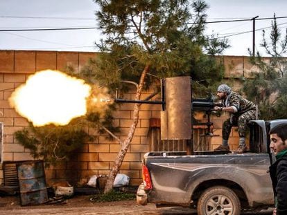Un miliciano kurdo dispara contra posiciones del Estado Islámico en Tell Tamer (Siria), el pasado febrero.