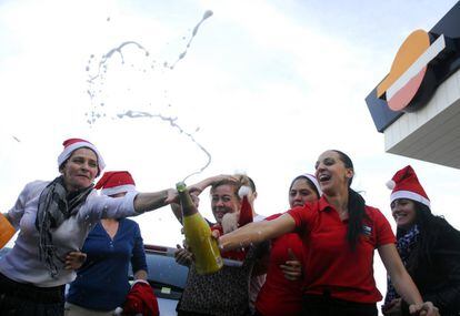 En la historia de este premio solo se han repetido dos números: el 15.640 en 1956 y 1978, y el 20.297 en 1903 y 2006. En la fotografía, un grupo de agraciadas con el segundo premio en la Lotería de Navidad celebran en una de las gasolineras donde se ha vendido integramente el segundo premio de la Lotería de Navidad 2014 en Granadilla de Abona, Tenerife.